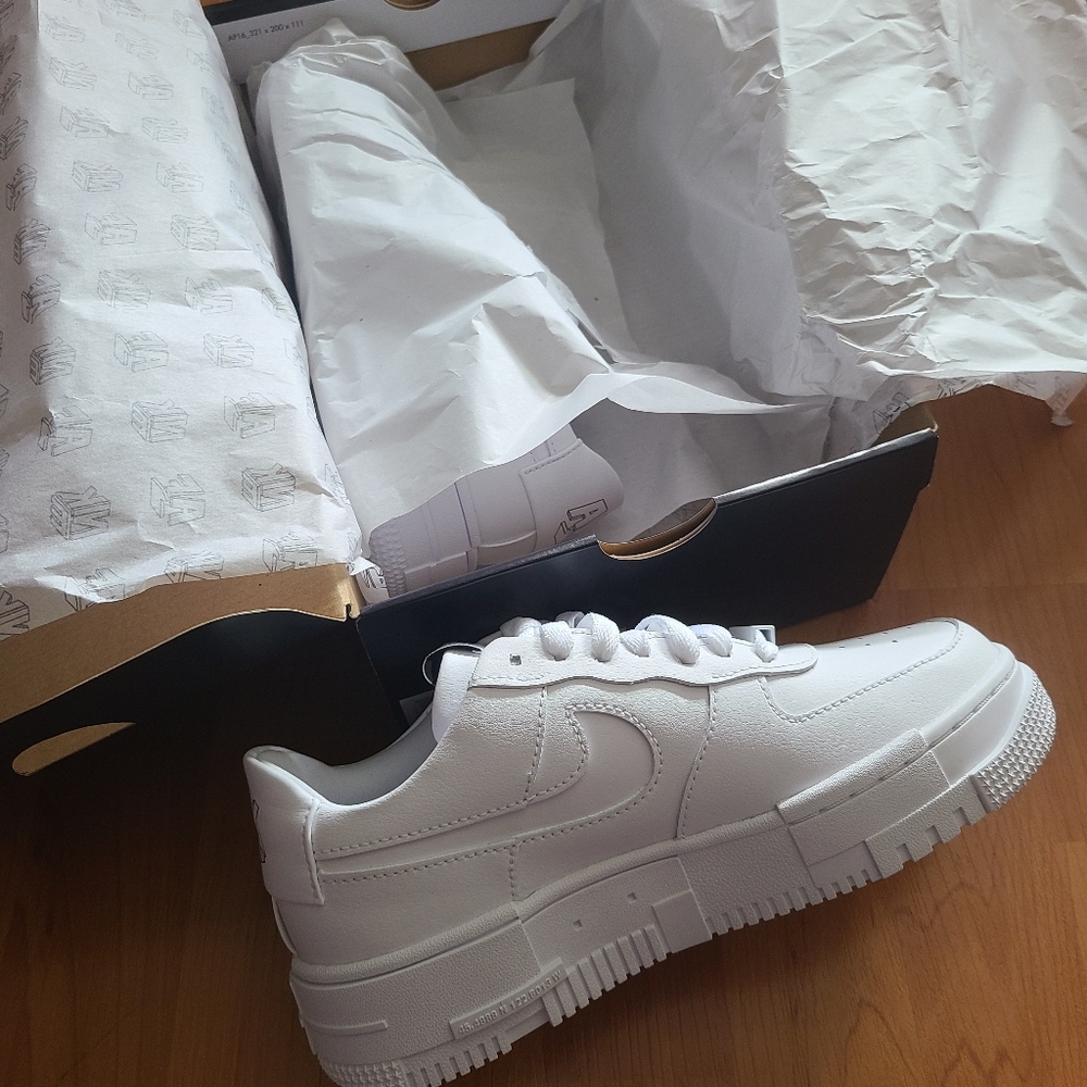 Nike Women's Air Force 1 Pixel